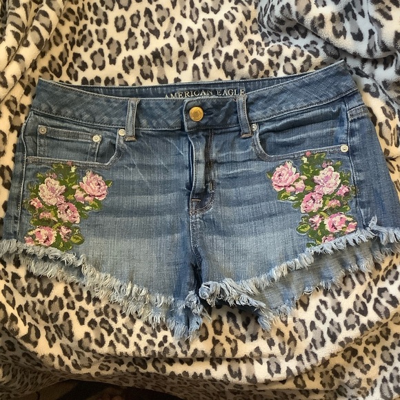 American Eagle Blue Denim Jean Shorts with Pink Floral Design size 10 ladies - Picture 1 of 5